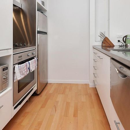 Qv Cosy In The Viaduct Apartment Оукланд Екстериор снимка