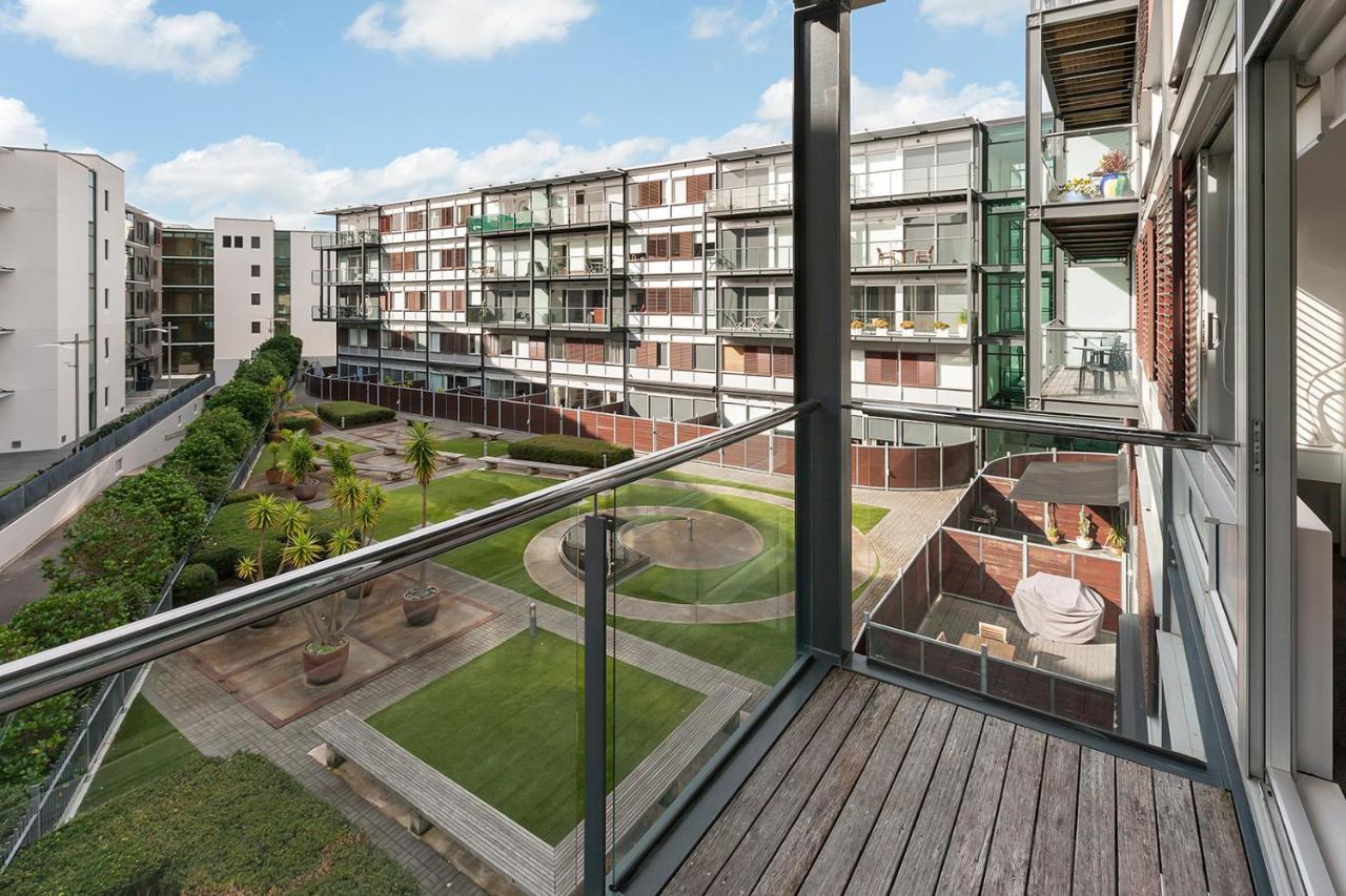 Qv Cosy In The Viaduct Apartment Оукланд Екстериор снимка